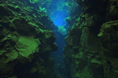 <p>Cientistas identificaram sinais de um enorme reservatório de água subterrânea a cerca de 4.000 metros de profundidade, chamado de Aquífero Hamza. Ele foi detectado a partir de dados de perfurações de poços de petróleo e medições geológicas.</p>
 -  (crédito: Oleksandr Sushko/Unsplash)