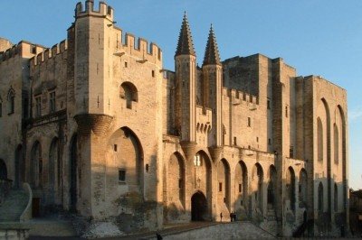 <p>O mundo abriga uma enorme diversidade de construções que refletem estilos arquitetônicos desenvolvidos ao longo de séculos, resultado direto da criatividade humana e da evolução das técnicas de engenharia.<br />
Igrejas, catedrais, mosteiros e castelos revelam como diferentes povos buscaram expressar fé, poder e identidade cultural por meio da arquitetura. Cada estrutura carrega símbolos, proporções e detalhes que combinam estética e funcionalidade, transformando pedra, madeira e vidro em ver -  (crédito: Chimigi wikimedia commons
)