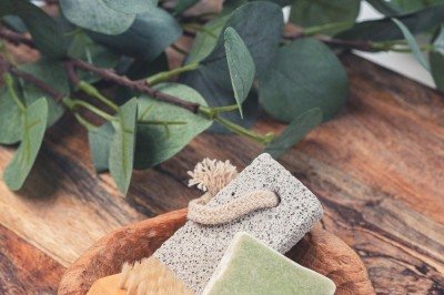 <p>O sabonete, fundamental para a higiene moderna, tem uma história que remonta a milhares de anos. Ele evoluiu de misturas rudimentares para sofisticados produtos industriais usados em todo o mundo.</p>
 - 