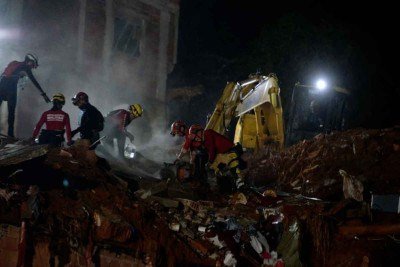Bombeiros durante as buscas em Juiz de Fora, onde 65 pessoas morreram em
deslizamentos e soterramentos provocados pelos temporais do mês passado

 -  (crédito: Túlio Santos/EM/D.A Press – 26/2/26)