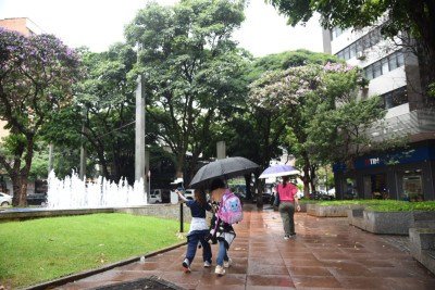 Chuva na região da Savassi, em BH, na manhã desta quarta-feira (18/3)  -  (crédito: Gladyston Rodrigues/EM/D.A Press)