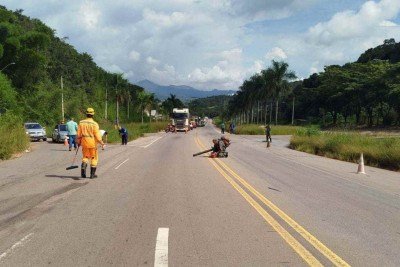 Sopradores foram utilizados para retirar o excesso de parafusos da via -  (crédito: CBMMG)