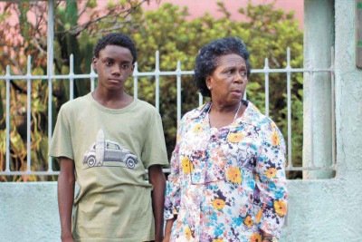 Narciso (Arthur Ferreira) retorna para a casa de acolhimento de Carmen (Ju Colombo), quando é rejeitado pela família que o havia adotado -  (crédito: Mamadou Diop/Divulgação)