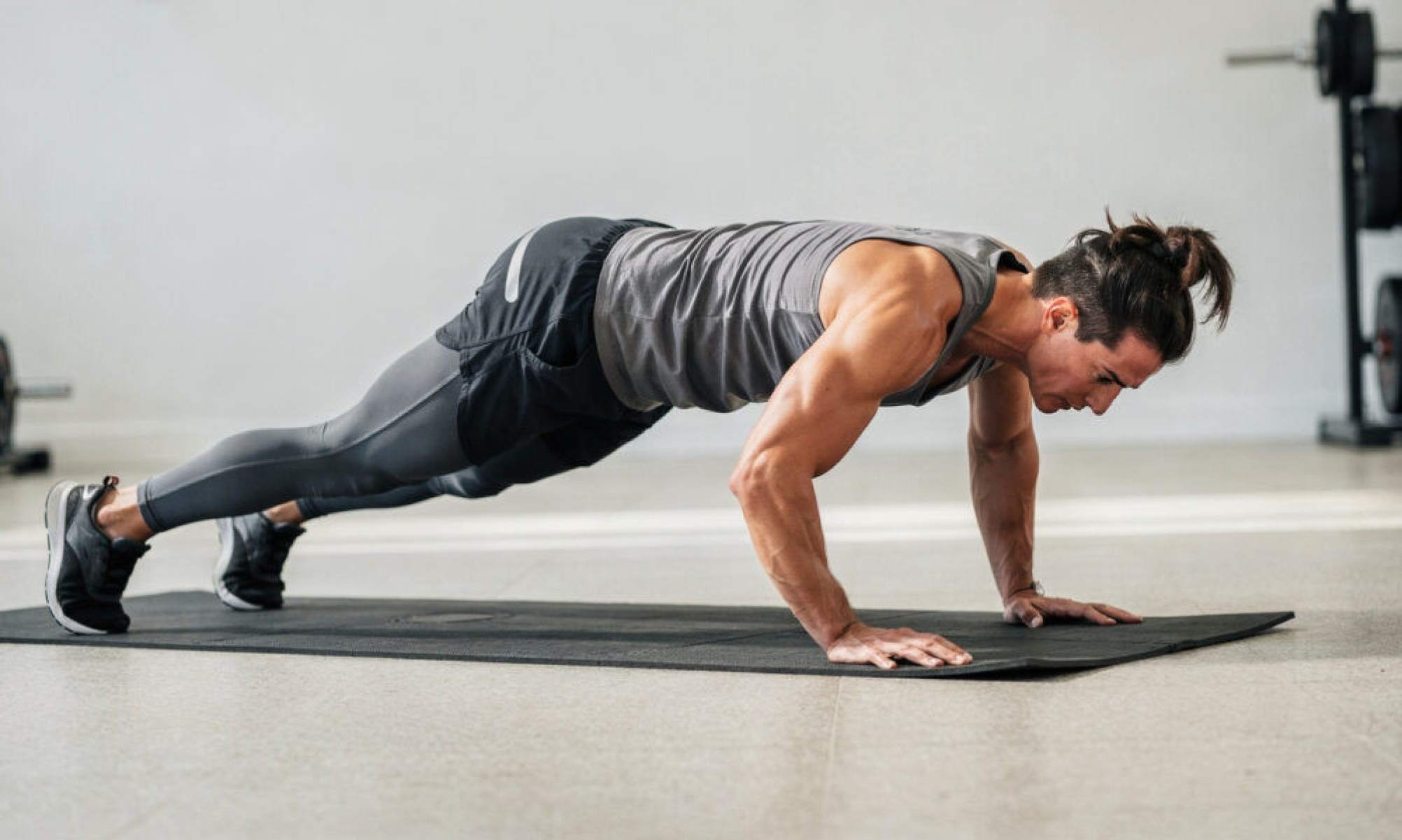 Esse exercício simples aquece ombros, braços e corpo inteiro em menos de 1 minuto -  (crédito: Tupi)