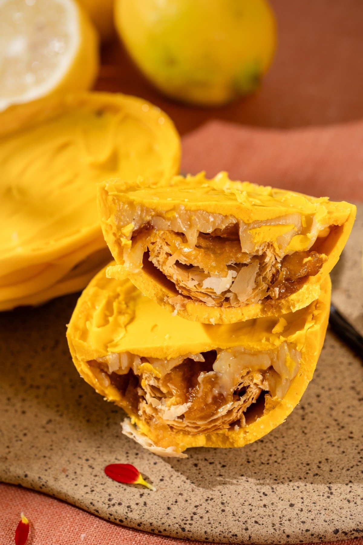 O recheio do ovo amarelo da Lunie &eacute; inspirado na torta de ma&ccedil;&atilde; 