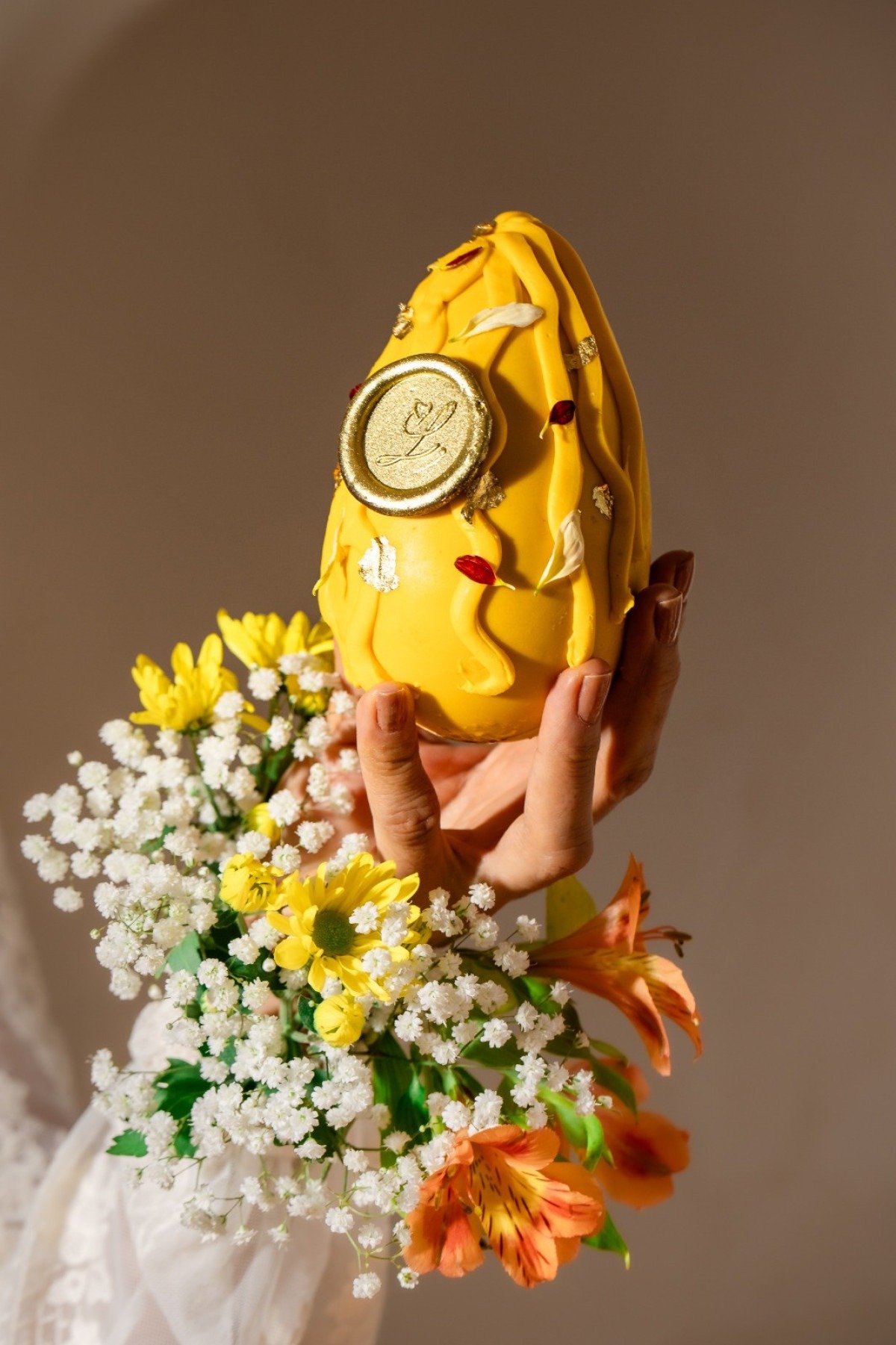 A casca do ovo Torta de Ma&ccedil;&atilde; da Lunie chama a aten&ccedil;&atilde;o pelos relevos que lembram caules de plantas