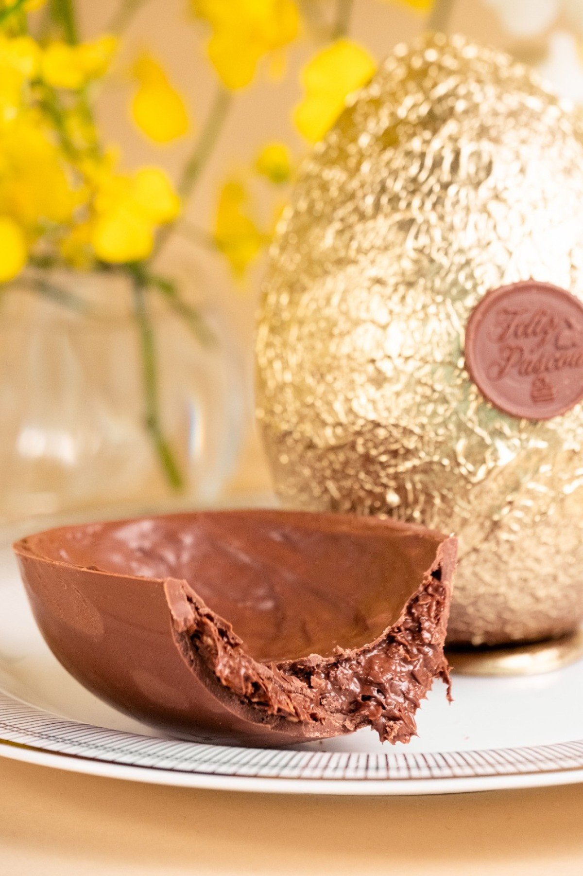 Inteiramente dourado, o ovo Crocante dos Sonhos da Confiserie by Cynthia Geo exibe um trabalho manual com chocolate e p&oacute; comest&iacute;vel