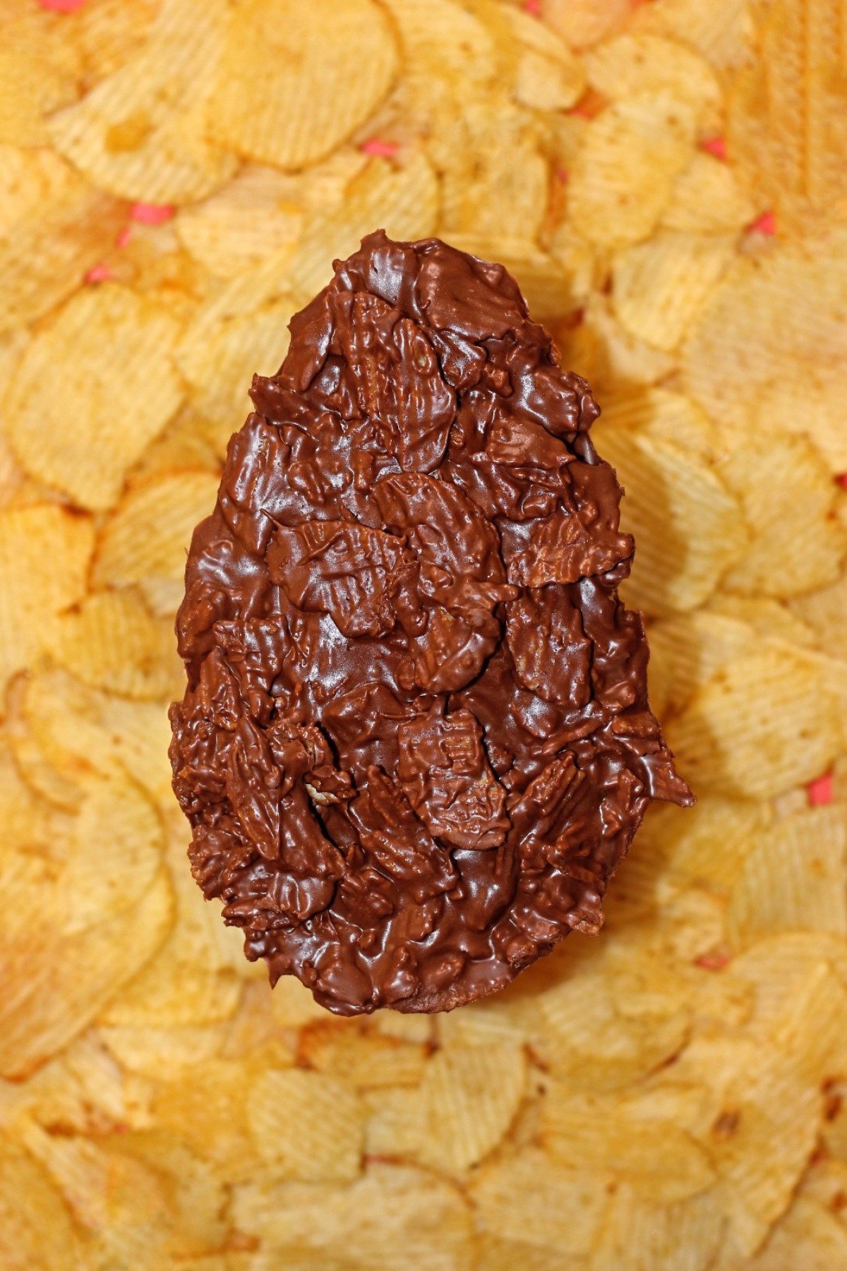 Ao misturar chocolate com batata chips, a Rebobina quer que as mordidas sejam crocantes e divertidas