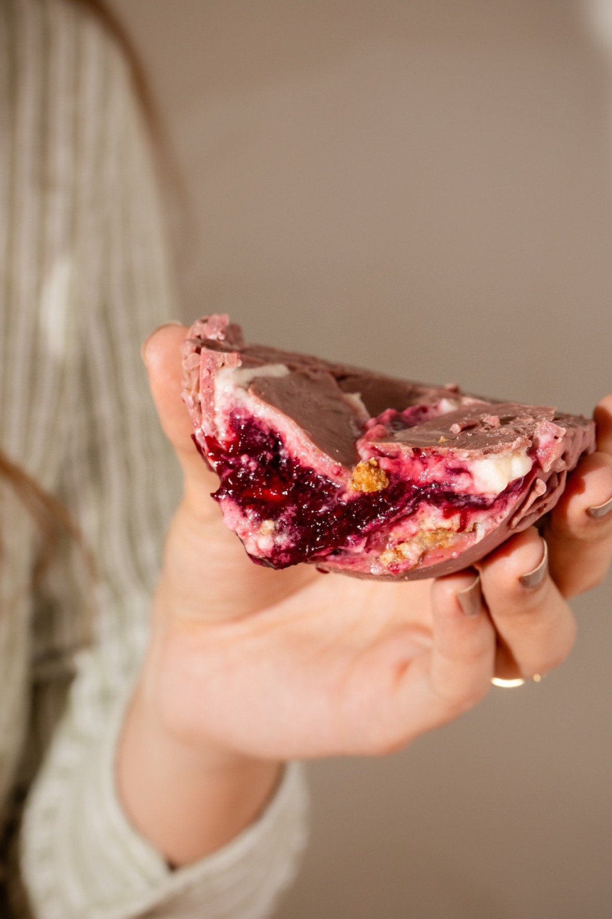 O ovo Cheesecake Ruby da Lunie tem cream cheese com lim&atilde;o siciliano, geleia de frutas vermelhas e biscoito banhado no chocolate