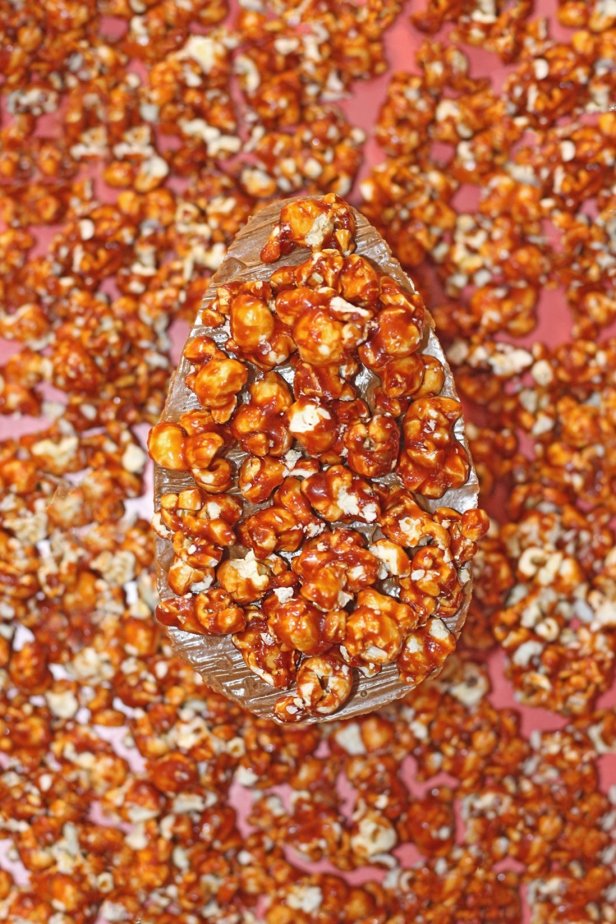 Por cima da placa de chocolate branco caramelizado da Rebobina, tem ganache do biscoito de especiarias belga e pipoca caramelizada