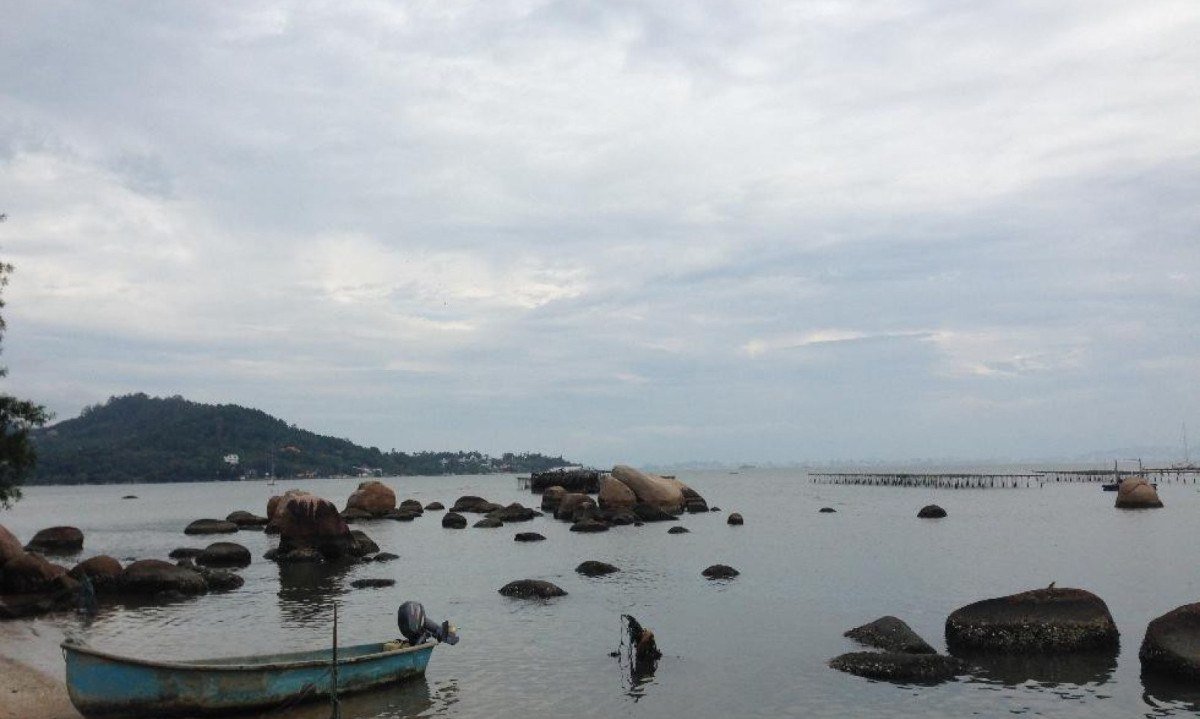 Pedras na Praia em Santo Ant&ocirc;nio de Lisboa s&atilde;o cercadas de misticimo