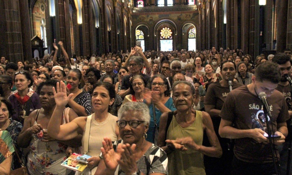 No Santuário Arquidiocesano São José, no Centro da capital, as missas recebem uma multidão de fiéis nesta quinta-feira (19/3)-Jair Amaral/EM/D.A Press