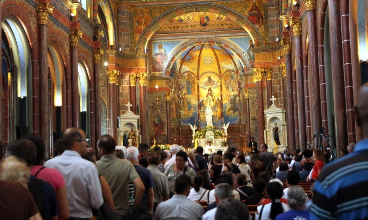 No Santuário Arquidiocesano São José, no Centro da capital, as missas recebem uma multidão de fiéis nesta quinta-feira (19/3)-Jair Amaral/EM/D.A Press