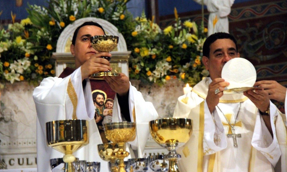 No Santuário Arquidiocesano São José, no Centro da capital, as missas recebem uma multidão de fiéis nesta quinta-feira (19/3)-Jair Amaral/EM/D.A Press