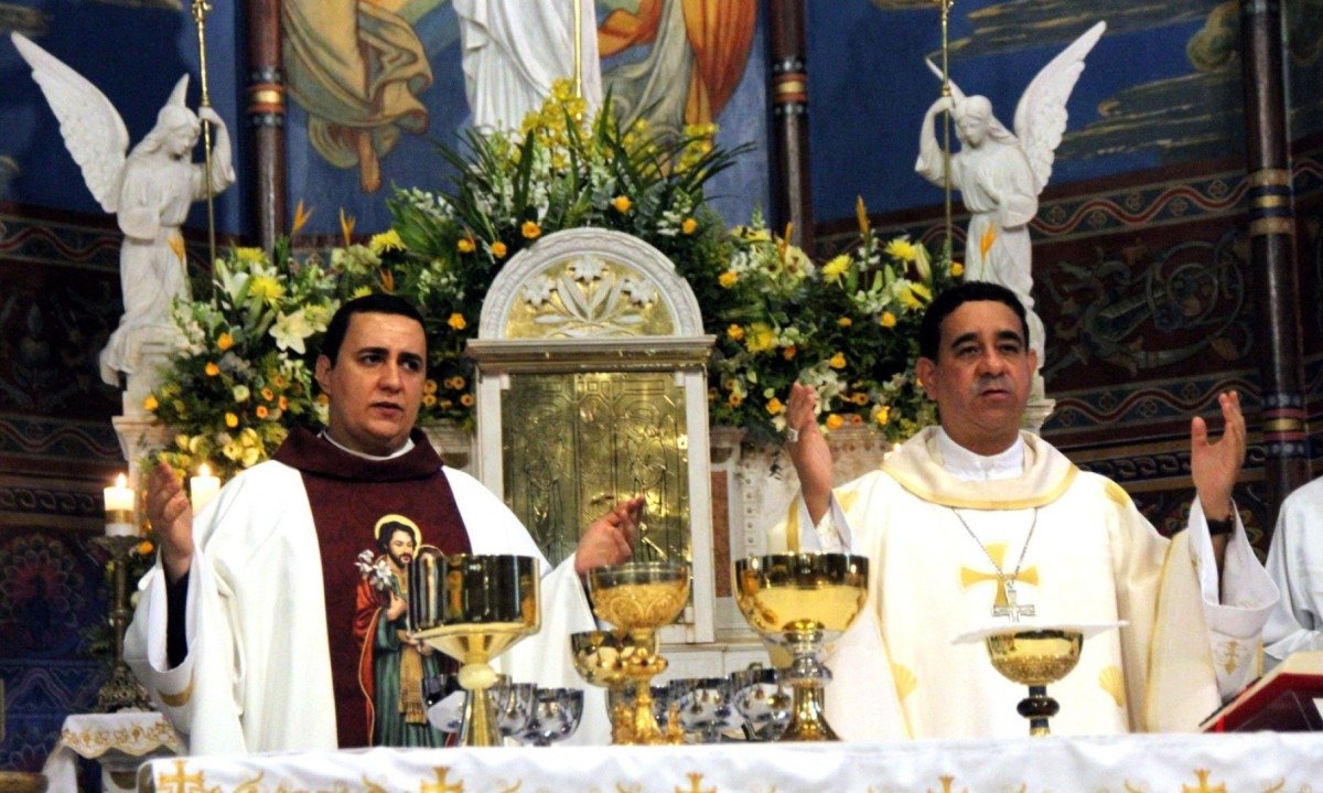 No Santuário Arquidiocesano São José, no Centro da capital, as missas recebem uma multidão de fiéis nesta quinta-feira (19/3)-Jair Amaral/EM/D.A Press