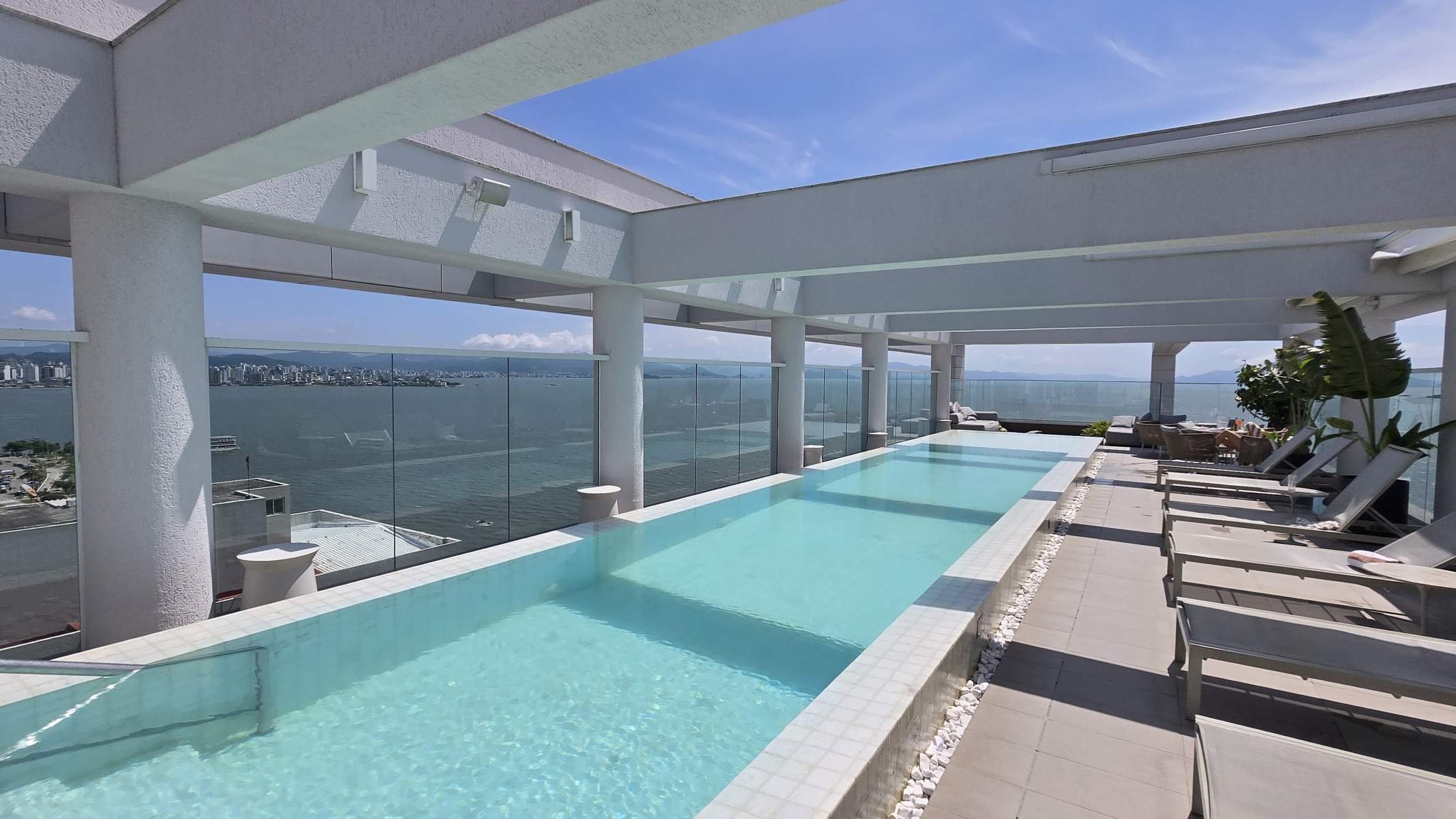 Piscina no rooftop do LK Design oferece vista privilegiada de Florianópolis-Carlos Altman/EM