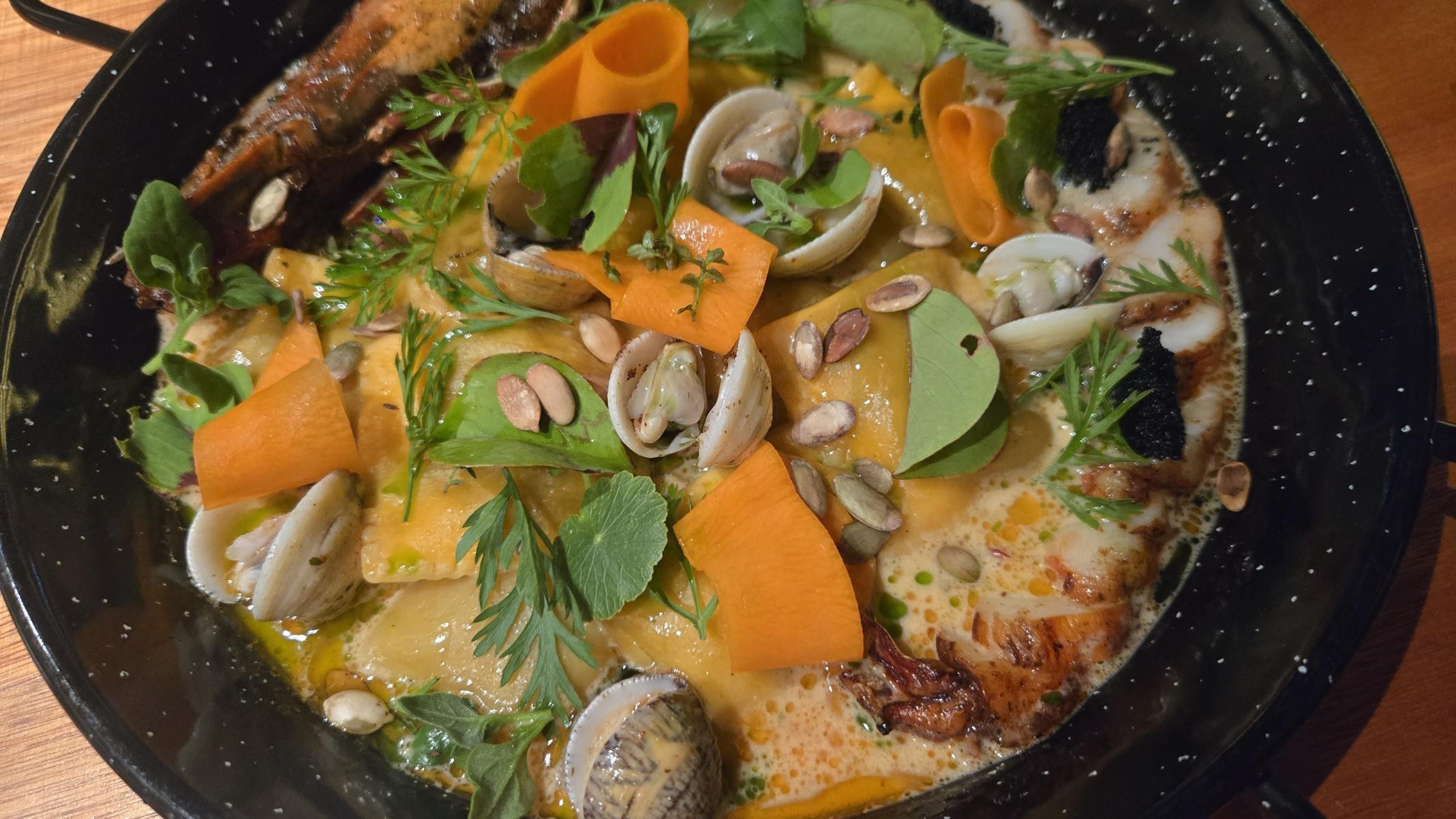 Ravioli de abóbora com frutos do mar do Chef Pedro Soares, do Puro Oyster Bar, na Praia de Jurerê-Carlos Altman/EM