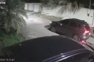 Câmera de segurança flagra momento em que empresário é rendido por criminosos na Baixada Fluminense -  (crédito: Reprodução)