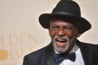 O ator Antônio Pitanga no tapete vermelho do Golden Globes Tribute Gala no Copacabana Palace Hotel, no Rio de Janeiro, dia 18 de março -  (crédito: Daniel Ramalho/AFP)