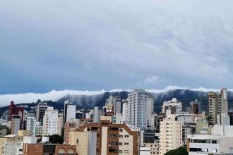 Comum nos períodos de outono e inverno, nuvem orográfica, que se assemelha a uma cascata, já pôde ser observada ontem em BH, prenunciando a nova estação

 -  (crédito: Laura Lima/Divulgação)