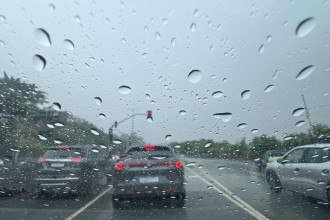 De acordo com a Defesa Civil, também há previsão de volumes até 60mm com risco de raios e rajadas de vento

 -  (crédito: Edésio Ferreira/EM/D.A Press)