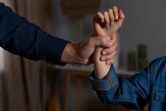 Ao ser questionado pela polícia, o homem confessou ter abusado da afilhada outras vezes -  (crédito: Reprodução/Freepik )