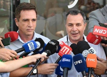 Brasil Caiado (à esq.) e Claudio Birolini, médicos do ex-presidente Jair Bolsonaro (PL), durante entrevista -  (crédito: Evaristo Sá/AFP)