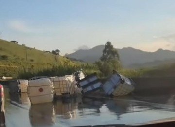Caminhão que transportava dioctil ftalato, substância utilizada na produção de plásticos, apresentou falha na amarração da carga, provocando o espalhamento do material sobre a pista -  (crédito: Redes Sociais/Reprodução)