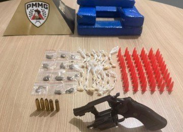 No veículo foram encontrados pinos de cocaína, pedras de crack, buchas de maconha, revólver calibre 38 com munições, além de barras de maconha -  (crédito: PMMG/Divulgação)