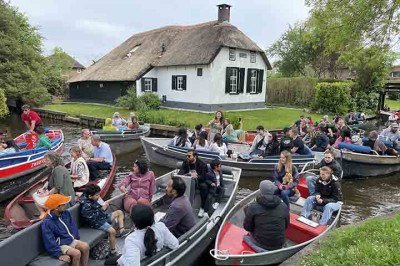 <p>Conhecida pela forte cultura do uso de bicicletas, a Holanda abriga um destino incomum: Giethoorn, onde não há ruas nem automóveis. Na pequena cidade, a locomoção acontece por canais e passarelas, criando um cenário tranquilo que encanta visitantes do mundo todo.</p>
 -  (crédito:  Vincent van Zeijst/Wikimédia Commons)