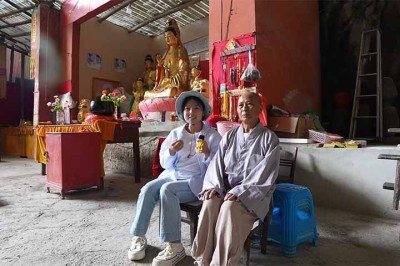 <p>Uma monja que vive há mais de uma década em uma caverna-templo na província de Guizhou, na China, ganhou destaque após vídeos viralizarem nas redes sociais. A rotina incomum e o isolamento chamaram a atenção de internautas, despertando curiosidade sobre seu estilo de vida.</p>
 -  (crédito: Reprodução do Youtube Canal Qingyunji)
