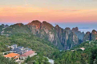 <p>O Pico Tiandu, localizado em Huangshan, na China, é famoso ter uma das trilhas mais desafiadoras e perigosas do país. A rota só é aberta ao público a cada cinco anos e exige atravessar 3.888 degraus íngremes para chegar ao topo.</p>
 -  (crédito: Reprodução de Instagram)