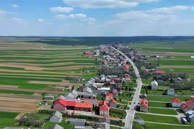 <p>Uma vila situada no sul da Polônia chama a atenção por seu formato inusitado: construída ao longo de uma única rua de 9 km, abriga cerca de 6 mil moradores.</p>
 -  (crédito: Reprodução do Youtube Canal Agro é Bruto)