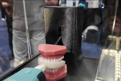<p>O uso é simples: o usuário posiciona o aparelho primeiro na parte inferior e depois na superior da boca, completando todo o processo em poucos segundos, bem abaixo dos dois minutos geralmente recomendados por dentistas.</p>
 -  (crédito: Reprodução do Youtube Canal CNN)