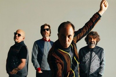 Bruno Gouveia (&agrave; frente) promete novidades no show deste s&aacute;bado (21/3), como a releitura de  'Carla', can&ccedil;&atilde;o do grupo LS Jack -  (crédito: Marcos Hermes/divulga&ccedil;&atilde;o)