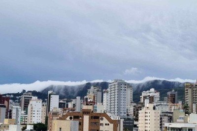 Nuvem orográfica foram registradas nesta quinta-feira (19/3) -  (crédito: Laura Lima / Arquivo pessoal )