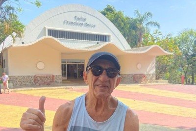 Fagner em frente ao Teatro Francisco Nunes, em Belo Horizonte, onde há 50 anos fez show considerado por ele fundamental para sua carreira deslanchar -  (crédito: Acervo pessoal)