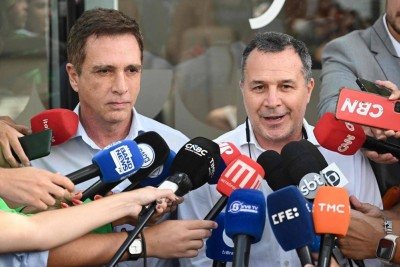 Brasil Caiado (à esq.) e Claudio Birolini, médicos do ex-presidente Jair Bolsonaro (PL), durante entrevista -  (crédito: Evaristo Sá/AFP)