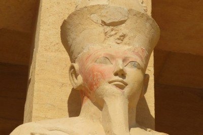 <p>Hatshepsut foi uma das figuras mais fascinantes e poderosas do Egito Antigo, governando como faraó durante a 18ª Dinastia, no período do Novo Império. Conheça sua história!</p>
 -  (crédito: M abnodey/Unsplash)