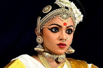 <p>O kohl, tradicional pigmento escuro aplicado ao redor dos olhos, foi reconhecido pela Unesco como Patrimônio Cultural Imaterial da Humanidade no fim de 2025. O título valoriza não apenas o produto, mas as práticas, saberes e tradições culturais associadas ao seu uso ao longo dos séculos.</p>
 -  (crédito: Wikimedia Commons/Shagil Kannur)