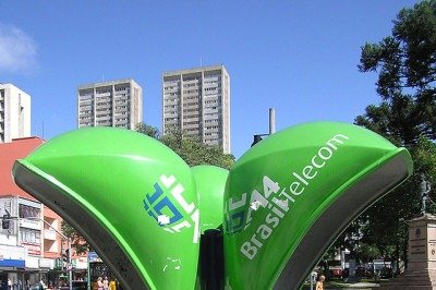 <p>Ícones do cenário urbano brasileiro por décadas, os orelhões começam a ser retirados das ruas em todo o país. Com o avanço dos celulares, esses telefones públicos perderam espaço e utilidade, marcando o fim de uma era na comunicação cotidiana.</p>
 -  (crédito: Morio/Wikimedia Commons)