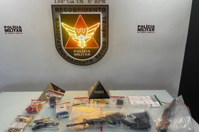 Ao todo, foram recolhidas mais de 600 munições intactas, além de cartuchos deflagrados, três papelotes de cocaína e um aparelho celular -  (crédito: PMMG/Reprodução)
