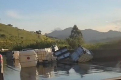 Caminhão que transportava dioctil ftalato, substância utilizada na produção de plásticos, apresentou falha na amarração da carga, provocando o espalhamento do material sobre a pista -  (crédito: Redes Sociais/Reprodução)