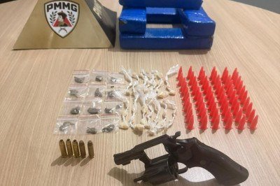 No veículo foram encontrados pinos de cocaína, pedras de crack, buchas de maconha, revólver calibre 38 com munições, além de barras de maconha -  (crédito: PMMG/Divulgação)