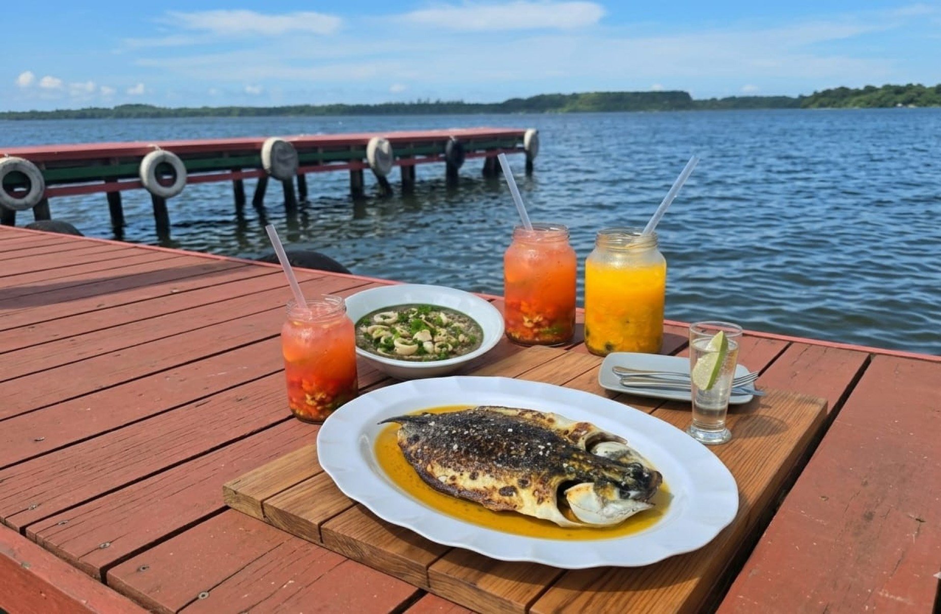 Tainhota e anéis de lula, frutos do mar servidos pelo Restaurante Cabral, no pier 19, na Lagoa da Conceição, em Florianópolis-Carlos Altman/EM
