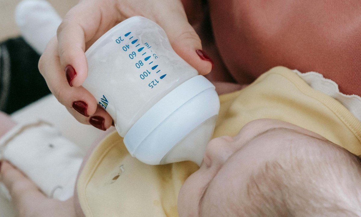 Como higienizar mamadeiras e utensílios do bebê corretamente - Pexels