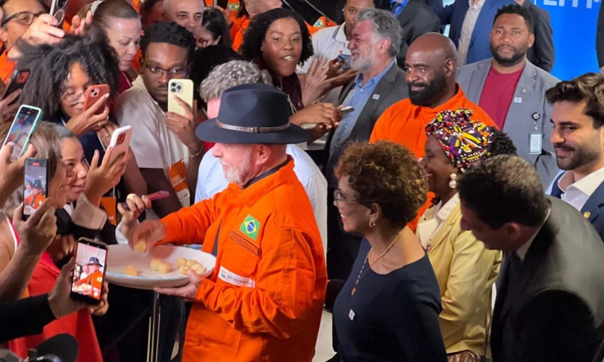 Lula serviu p&atilde;es de queijo a jornalistas ap&oacute;s atraso de agenda