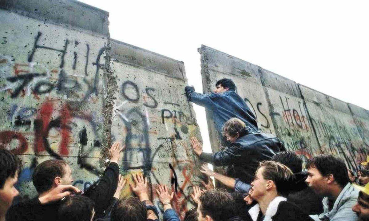 Em novembro de 1989, um comunicado impreciso levou multidões aos postos de controle em Berlim. Diante da falta de instruções, os guardas abriram as passagens, permitindo que milhares cruzassem livremente entre os dois lados -  (crédito: arquivo em)