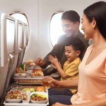 Evite essas bebidas e comidas antes de embarcar em avião - Divulgação Emirates