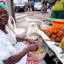 Baianas de acarajé: mulheres fortes guardiãs do sabor e da tradição - wikimedia commons Rodrigues Pozzebom